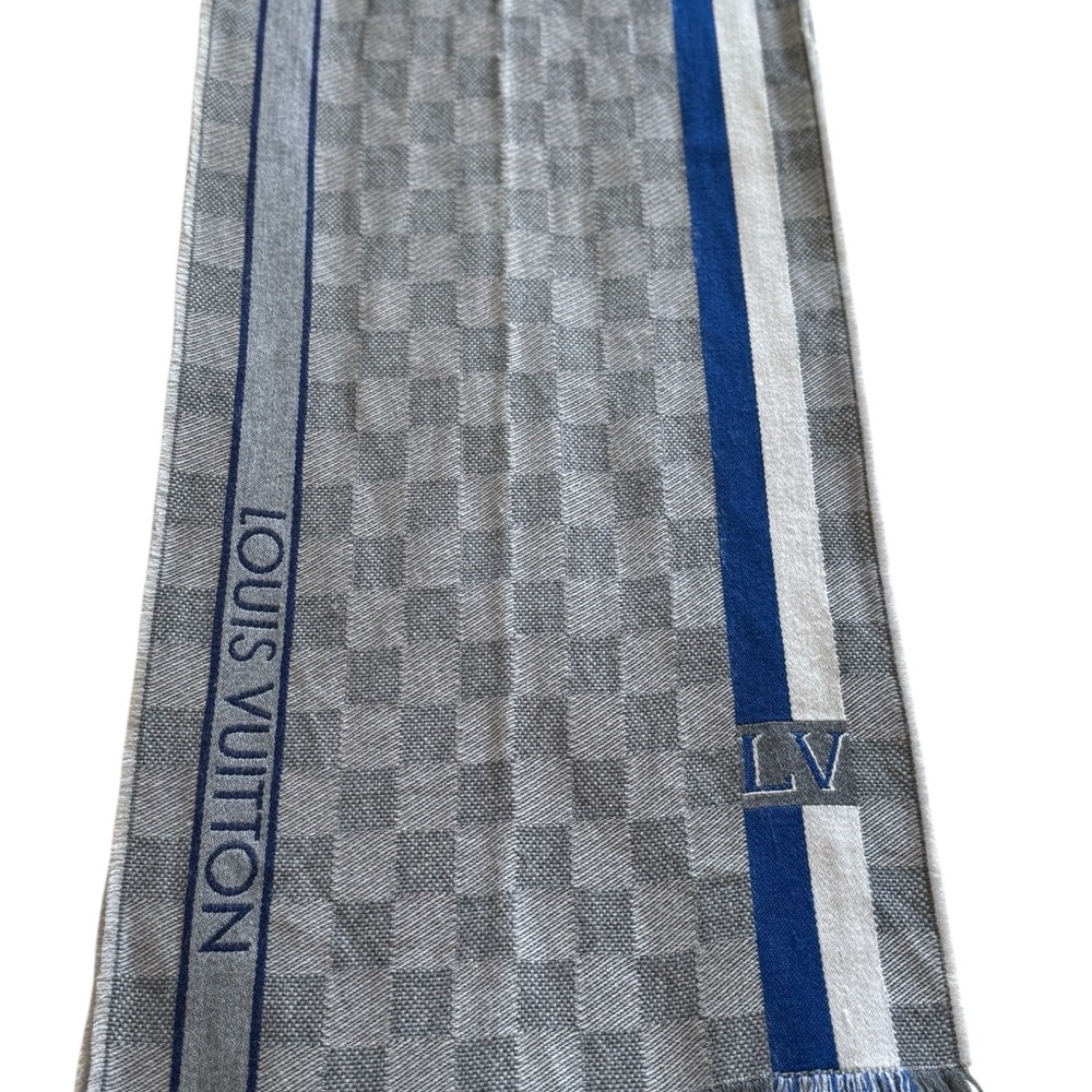 LOUIS VUITTON
Wool scarf & pocket square excellent condition